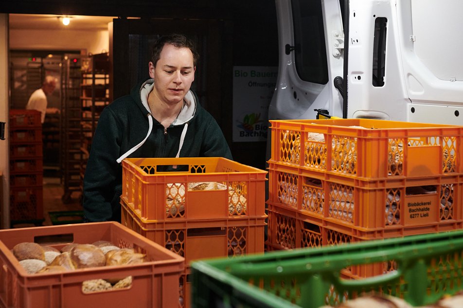 biobaeckerei bachhalde bruder raphael hilft beim ausliefern der produkte