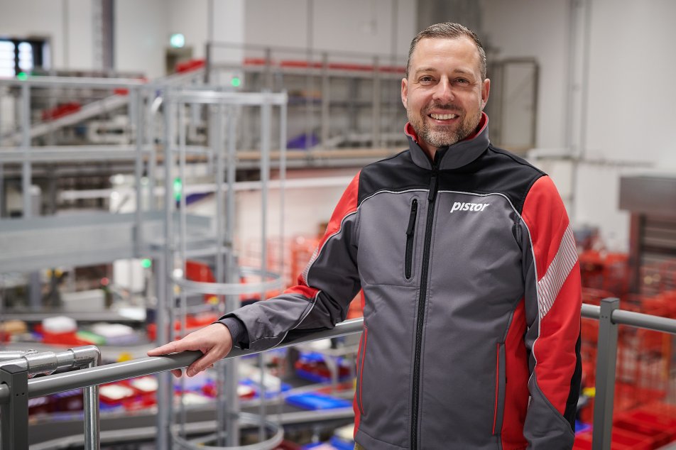Pistor Mitarbeitender Matthias Fritschy im Frischwarenlager im Querformat