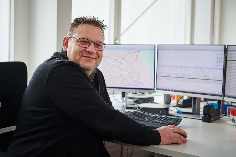 Pistor Mitarbeitender Roger Bitzi von der Transportdisposition vor Bildschrimen beim Verplanen der Touren
