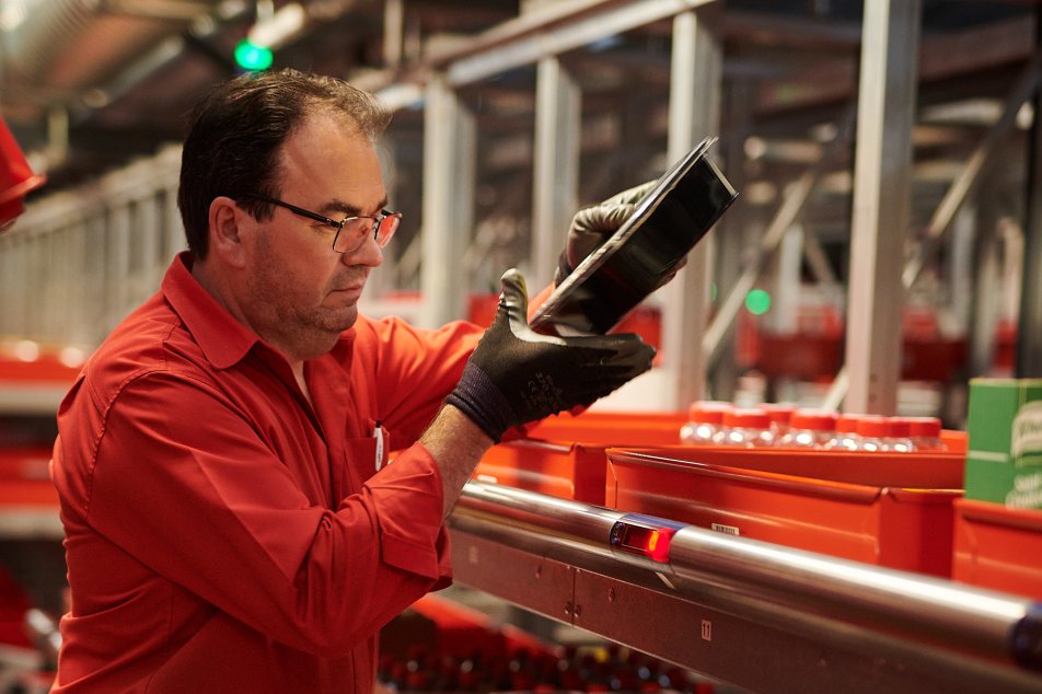 Mitarbeitender José M. Rodrigues da Silva im Kleincoliager am rüsten